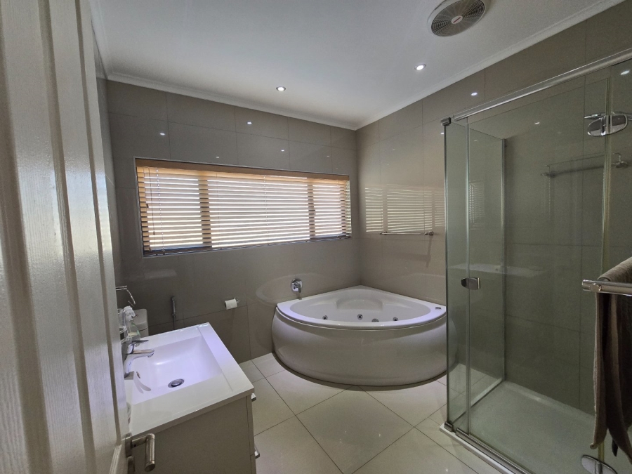 4 Bedroom Property for Sale in Wetton Western Cape